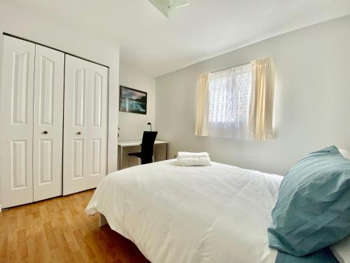 Postel nebo postele na pokoji v ubytování Burnaby Metrotown Cozy 3 Bedroom Suite