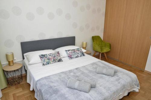 1 dormitorio con 1 cama blanca grande con almohadas en Apartment Longin, en Zadar