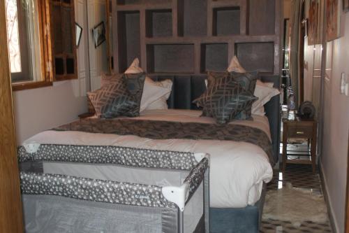 two twin beds in a room with at RIAD LUXE LOCATION le GRIZZLY in Marrakesh