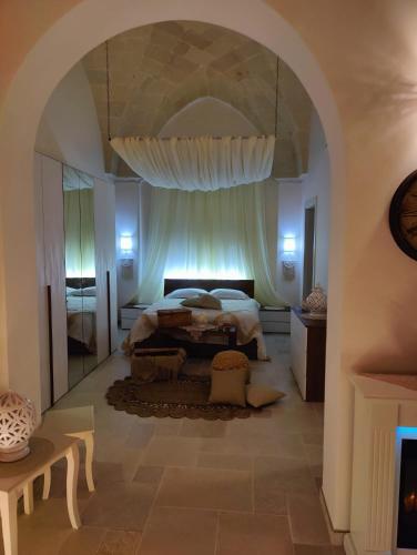 a bedroom with a large bed with an archway at Core a Core Suite in Lizzano