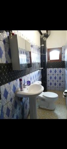 łazienka z umywalką i toaletą w obiekcie Angelus Meublés 