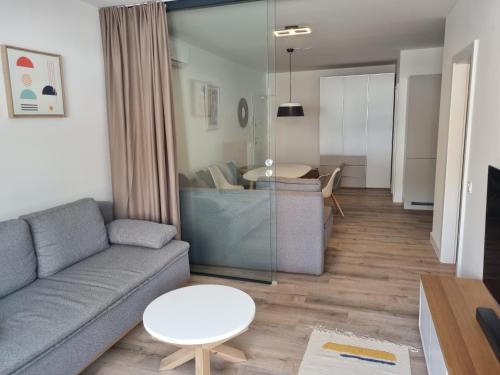 un soggiorno con divano e tavolo di Alena Home - Prestige and new apartment a Premantura