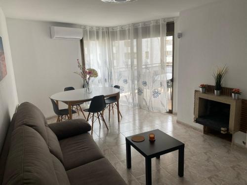 a living room with a couch and a table at Salou Llevant parking gratuit in Salou