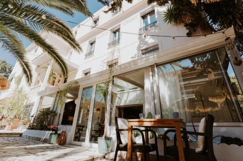 a table and chairs in front of a building at Hôtel Le Petit Castel in Antibes