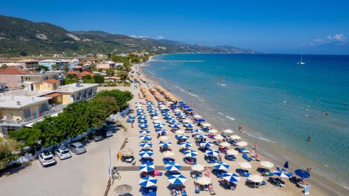 una vista aerea su una spiaggia con ombrelloni e sull'oceano di Asteria a Katastárion