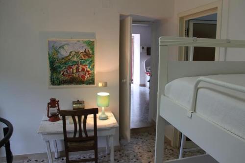 アニョーネにあるCasa San Quirico Agnoneのベッドルーム1室(ベッド1台、ランプ付きテーブル付)