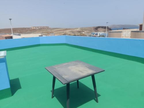 a table on the roof of a building with a view at Sarahs Kite Vivienda Vacacional en Playa del Burrero in Playa del Burrero