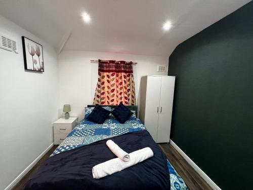 a bedroom with a bed with two towels on it at Good priced Double Rooms in Sherperds bush in London
