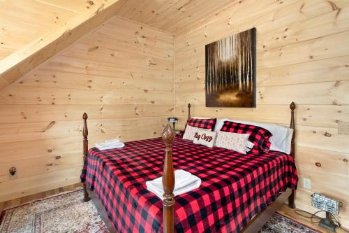 a bedroom with a bed in a log cabin at Deerest Cabin in Fleetwood