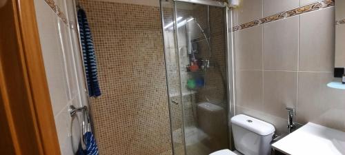 A bathroom at Apartamento con terraza privada, piscina y pkg