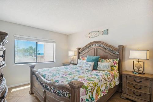 Un dormitorio con una cama grande y una ventana en Beach Palms- Unit 102, en Clearwater Beach