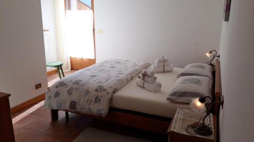 - une chambre avec un lit et deux oreillers dans l'établissement Balcone sulle Dolomiti, à Comelico Superiore