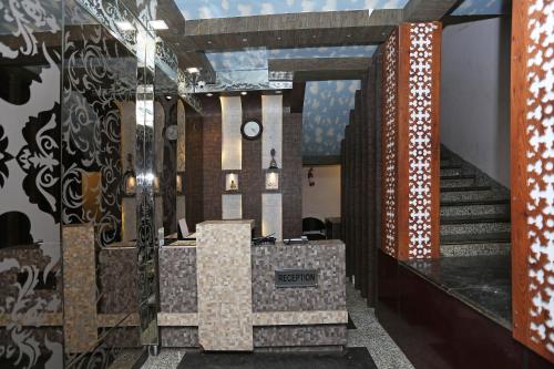 un vestíbulo con una escalera en un edificio en Kamat Inn, en Bankipur