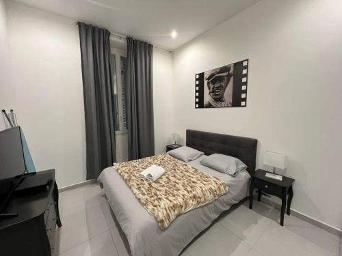 - une chambre avec un lit et un téléphone dans l'établissement Amazing Stay - Azurenting, à Cannes