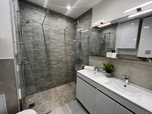 une salle de bain avec une douche, un lavabo et un miroir dans l'établissement Amazing Stay - Azurenting, à Cannes