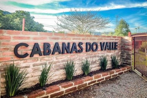 a brick wall with a sign that reads calanes do value at Cabanas do Valle in Itaara