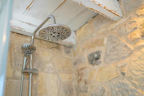 Bilik mandi di The Windmill Villa