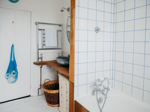 ファルマスにあるEnchanted Rose Garden Houseの浴槽と洗面台のあるバスルーム