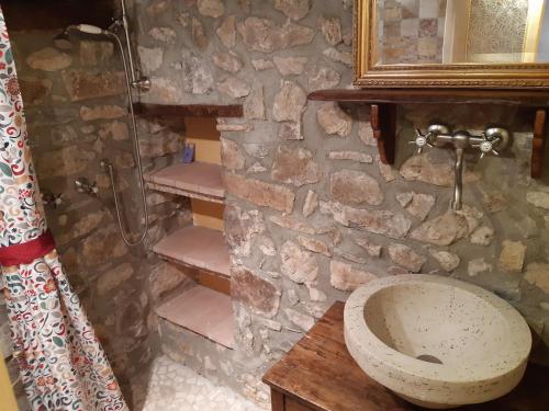 ElmoCasa della pace - apartment with private entrance的石质浴室设有水槽和淋浴。