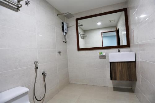 W łazience znajduje się umywalka i lustro. w obiekcie ORKID Hills at Pudu w Kuala Lumpur