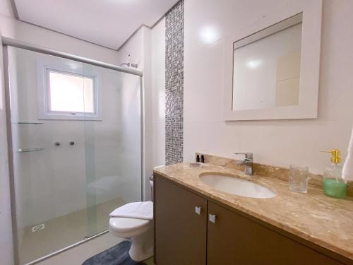 y baño con aseo, lavabo y ducha. en LOCAR-IN GRAMADO - Dona Rita a 300m da Rua Coberta, en Gramado