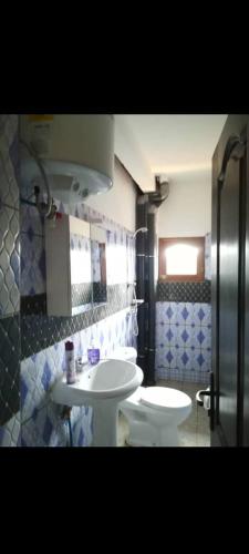 łazienka z umywalką i toaletą w obiekcie Angelus Meublés 