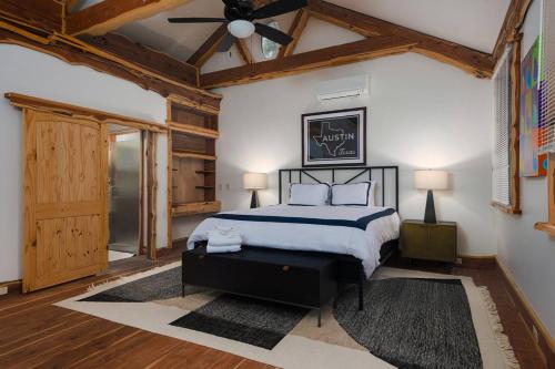 um quarto com uma cama e uma ventoinha de tecto em Beacon Log Cabin em Austin