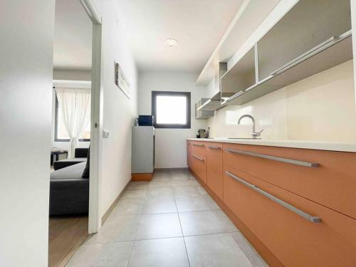 a kitchen with a sink and a refrigerator at @Hostourist Bcn Fira GranVia Plaza Europa-Justicia in Hospitalet de Llobregat