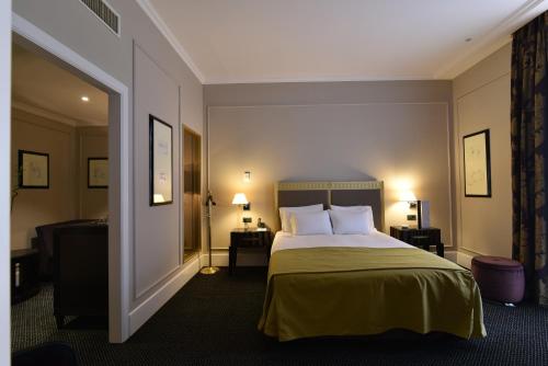 Postel nebo postele na pokoji v ubytování Grand Hotel Yerevan - Small Luxury Hotels of the World