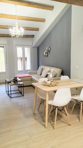 a living room with a table and a couch at Apartamentos Terraza Ega in Estella