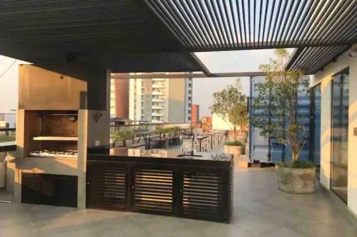 cocina con encimera grande y balcón en Smart Studio Nano en SantaCruz de la Sierra - Barrio Equipetrol, en Santa Cruz de la Sierra