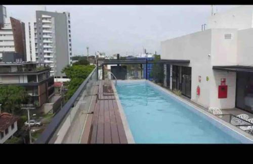una gran piscina en la parte superior de un edificio en Smart Studio Nano en SantaCruz de la Sierra - Barrio Equipetrol, en Santa Cruz de la Sierra