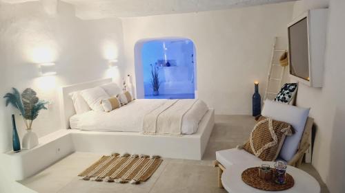 una camera bianca con un letto e una finestra blu di Loveroom La Cesarine Jacuzzi privé a Mougins