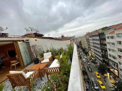 uma varanda com vista para a cidade em Luxury Penthouse in Nişantaşı em Istambul