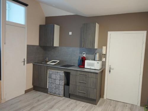une cuisine avec un comptoir avec un micro-ondes dans l'établissement House of twenty, calme,rue piétonne, proche de la mer, wifi gratuit, à Dieppe