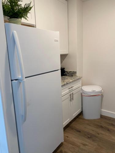 Dapur atau dapur kecil di Upscale 1 Bedroom in Gadsden, AL