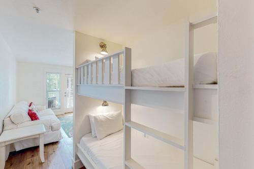 ein kleines Zimmer mit einem Etagenbett und einem Sofa in der Unterkunft Grand Caribbean East & West, E212 in Perdido Key