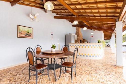 a dining room with a table and chairs at POUSADA RECANTO SÃO JORGE in Águas de Lindóia