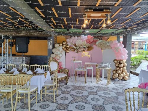 a banquet hall with tables and chairs and balloons at Finca Campestre Villa del Campo in Santa Rosa de Cabal