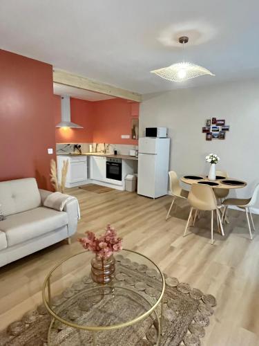 un salon avec un canapé blanc et une table dans l'établissement CASA Salta, à Cholet