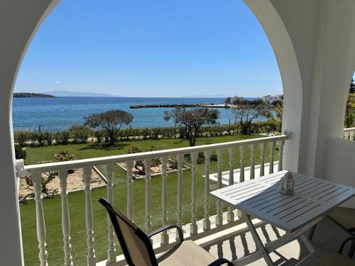 balcón con mesa y vistas al océano en Kleanthi Apartments, en Drios