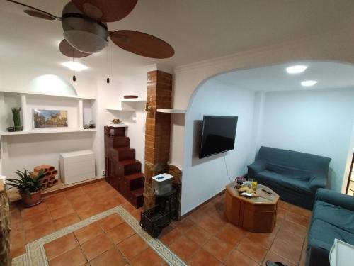 a living room with a couch and a tv at Casa Chato Casita San Roque in Alicante