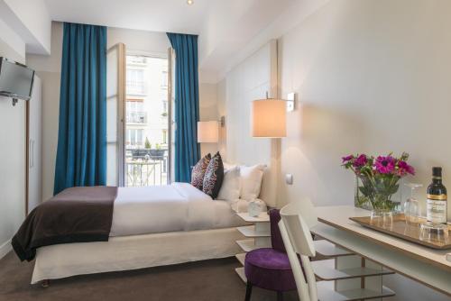 Gulta vai gultas numurā naktsmītnē Hotel Le Placide Saint-Germain Des Prés
