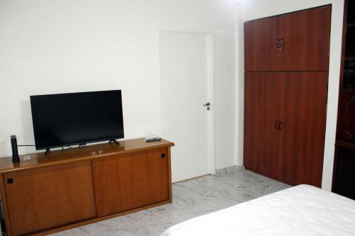 1 dormitorio con TV en un tocador de madera en Apart Obelisco en Buenos Aires