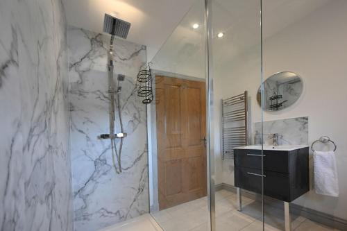 een badkamer met een douche en een wastafel bij Canalside Apartment in Fort William