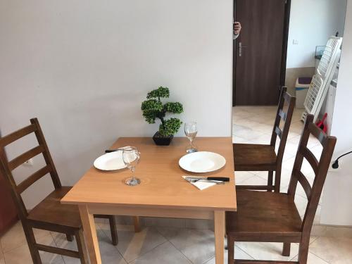 スタリー・グラードにあるZana Apartmentsの木製テーブル(2皿、ワイングラス付)