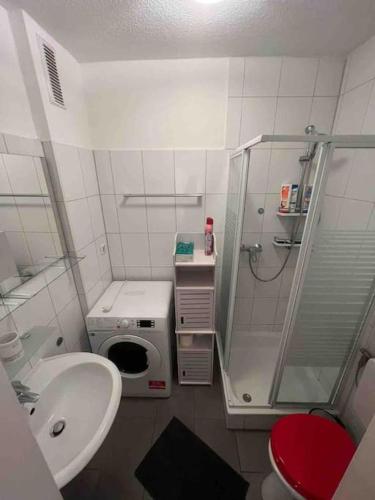 La salle de bains est pourvue d'une douche, de toilettes et d'un lavabo. dans l'établissement Schönes Studio in Offenbach mit Balkon, à Offenbach-sur-le-Main