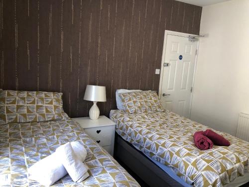 Una cama o camas en una habitación de Comfortable Home away from Home, town centre, free parking,multiple Rooms