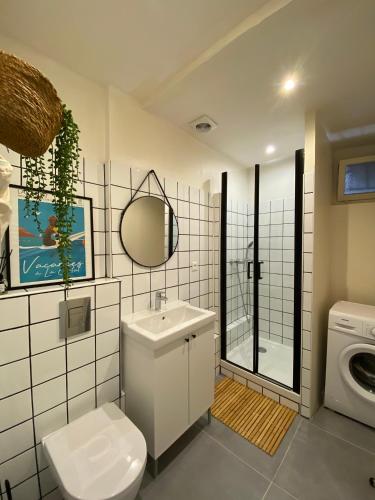 une salle de bain avec un lavabo et une machine à laver dans l'établissement Flat in the historical city center, à La Ciotat