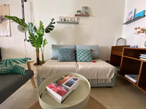 - un salon avec un lit et une table basse dans l'établissement Flat in the historical city center, à La Ciotat